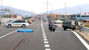 Na moste nad Váhom havaroval motorkár, zrážku neprežil