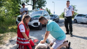 Prvá pomoc pri nehode zachraňuje životy. Takto ju správne poskytnete