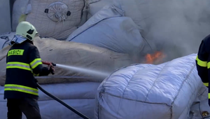 Oheň zachvátil prevádzku v Kolárove. S plameňmi bojovali hasiči z dvoch okresov