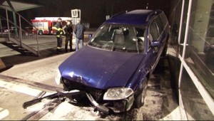 Opitý elektrikár. Autom sa napichol na rampu