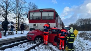 Nepozornosť alebo fatálna chyba? Vozidlo skončilo zakliesnené pod vlakom