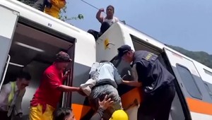 VIDEO: Taiwan postihla najväčšia železničná tragédia. Záchranári bojovali o životy desiatok ľudí