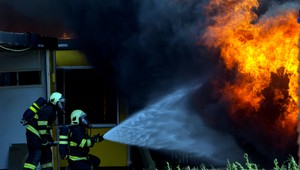 Vo Vysokej pri Morave sa muž (55) polial benzínom a podpálil