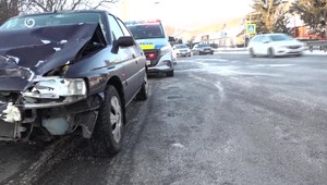 Nedodržal odstup a spôsobil reťazovú zrážku. Mladý vodič odišiel bez auta a s pokutou