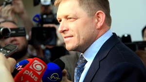 Fico rozdal 20 000 000 eur. Kupuje si prácu, tvrdí opozícia