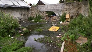 Dom hrôzy padol. Neprispôsobivým rodinám ponúkli bývanie v útulku