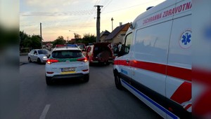 Kuriózny zásah záchranárov. Muža muselo po nehode niesť na rukách osem chlapov