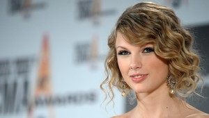 Taylor Swift žaluje moderátora, ktorý ju sexuálne obťažoval!