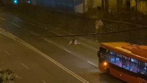 VIDEO: Muž v noci prechádzal cez cestu štvornožky. Neodradil ho ani prichádzajúci trolejbus