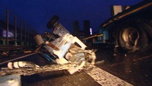 Autá uviazli v Sitine. Pred tunelom sa prevrátil žeriav