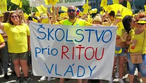 Smer-SD zbieral na proteste učiteľov podpisy na referendum. Komora učiteľov sa dištancuje, vyzýva aj organizátorov