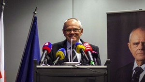 Kňažko priznal prehru, ide strihať ruže