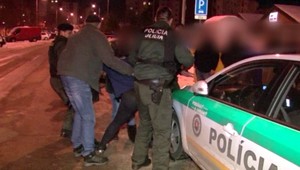 Opilci zaútočili na policajtov. Pre občiansky preukaz