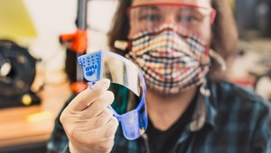 3D tlačou v boji proti koronavírusu. Študenti STU vyrábajú ochranné pomôcky pre zdravotníkov aj verejnosť