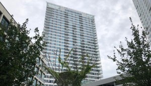 Hrozivý nález polície. Telo ženy našli na terase, zomrela zrejme v dôsledku pádu z výškovej budovy