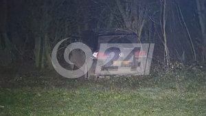 Vodič s kriminálnou minulosťou po policajnej naháňačke narazil do stromu a skolaboval