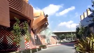VIDEO: Časť nového nákupného centra sa zrútila pred očami nakupujúcich