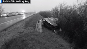 Hrozivo vyzerajúca nehoda pri Košiciach: Vodič prešiel do protismeru, auto zostalo na šrot
