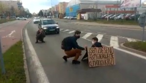 Šialený počin aktivistky: Ruku si prilepila o cestu, telom blokovala kruhový objazd