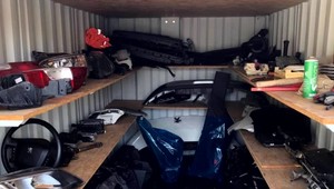 Polícia pri razii zadržala päť osôb. Problémom boli diely z kradnutých áut