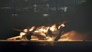 Na letisku Haneda v Tokiu vzplanulo lietadlo, zomrelo 5 ľudí