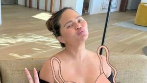 Na toto by každá žena nemala odvahu! Celebritná mamička ukázala svoje prsia po dojčení tretieho dieťaťa