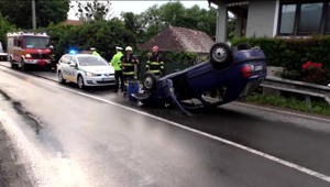 Vodič so spolujazdcom mali v sebe niekoľko promile. Po nehode nedokázali stáť na nohách