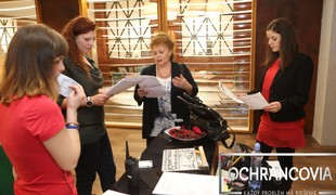 Vzájomná šikana učiteliek sa vyhrotí v zaseknutom výťahu!