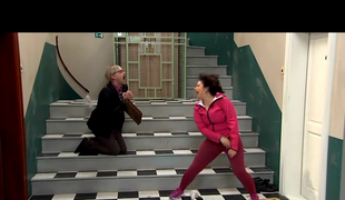 Zamilovaný Kemka blázni. Núti Gabiku, aby mu dala svoje spotené oblečenie