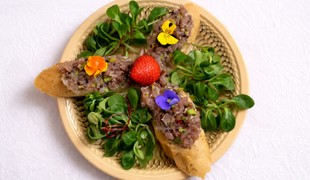 Tuniakový tatarák s jahodami