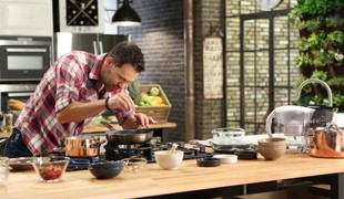 Dusené morčacie prsia so špenátom a pomarančami/Strukovinový šalát/Gratinované bagetky s gorgonzolou