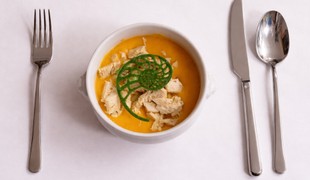 Krémová zeleninová polievka s kuracím mäsom a chipsom