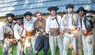 Zbojníci z Uhorčíka sa ukázali HORE aj DOLE bez: Namiesto oblečenia len opasky!