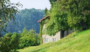 Čarovný domček v strání: Ako sa žije na samote ďaleko od civilizácie?