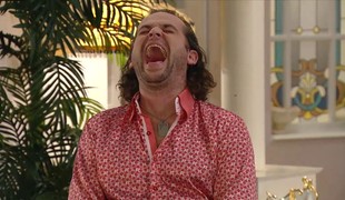 Miezgov výbuch smiechu vás dostane: Čo herca tak veľmi rozosmialo?