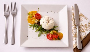 Domáca bageta s burratou, šalátom a pestom