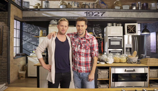 Už ako malé dieťa sa nebál ostrých hračiek: Prachař sa v kuchyni najradšej zabáva s nožmi!