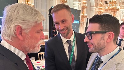Internet zaplavilo falošné video, kde Petr Pavel bozkáva ruku Sorosovi. Pravdu odhalil detail