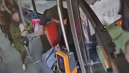 Muž si v bratislavskej MHD vytiahol z tašky nôž a začal sa vyhrážať cestujúcim