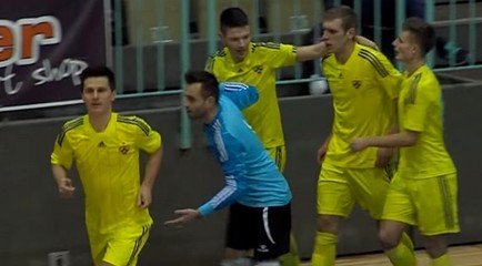 Futsalová papanica! Obrancu poslal na párok, brankár mohol ísť tiež do bufetu...