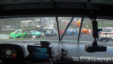 Preteky, ktorých súčasťou bol aj VERSTAPPEN, poznačila tragická nehoda