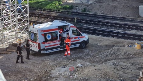 Muž (42†) sa snažil tyčou odstrániť igelit z trakčného vedenia. Na mieste zomrel