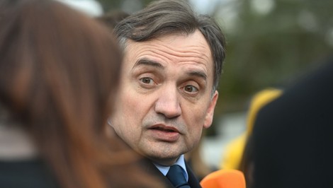 Orbán mu udelil azyl, teraz utiekol z Maďarska. Poľský ex-minister Ziobro je pravdepodobne v USA