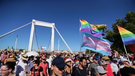 Ľúbiť a milovať sú základné práva - premiér Magyar trvá na vytváraní ľudskejšieho Maďarska