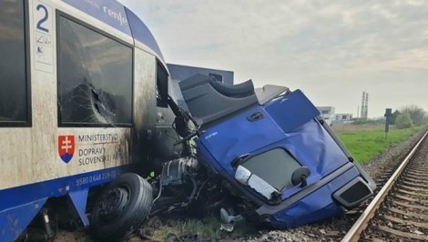 Tragédia pri Dunajskej Strede zastavila dopravu. Na mieste sú desiatky zranených a jedna obeť