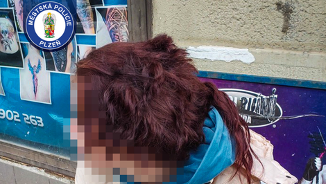 Mrazivý incident na zastávke: Partner žene nožom odrezal vlasy