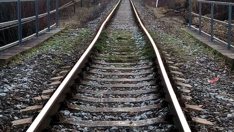 Žena na bicykli prechádzala cez priechod, po zrážke s vlakom zomrela