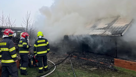 Hasiči zasahovali pri požiari v Strečne. Plamene ohrozili prístrešky aj rodinný dom