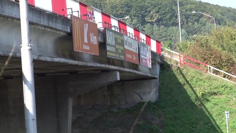 Most ponad R1 pri vstupe do Banskej Bystrice pre havarijný stav uzavreli