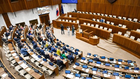 Voľby zo zahraničia sa majú zmeniť, renta pre premiéra nie. O čom rozhodli poslanci?